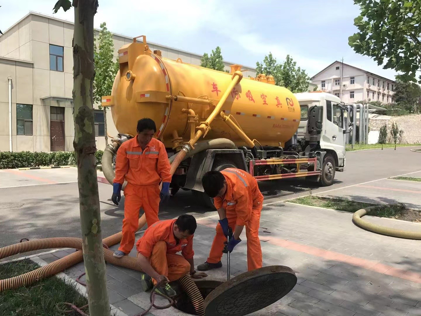 桐梓化粪池清理与5-8吨吸粪车施工效率分析